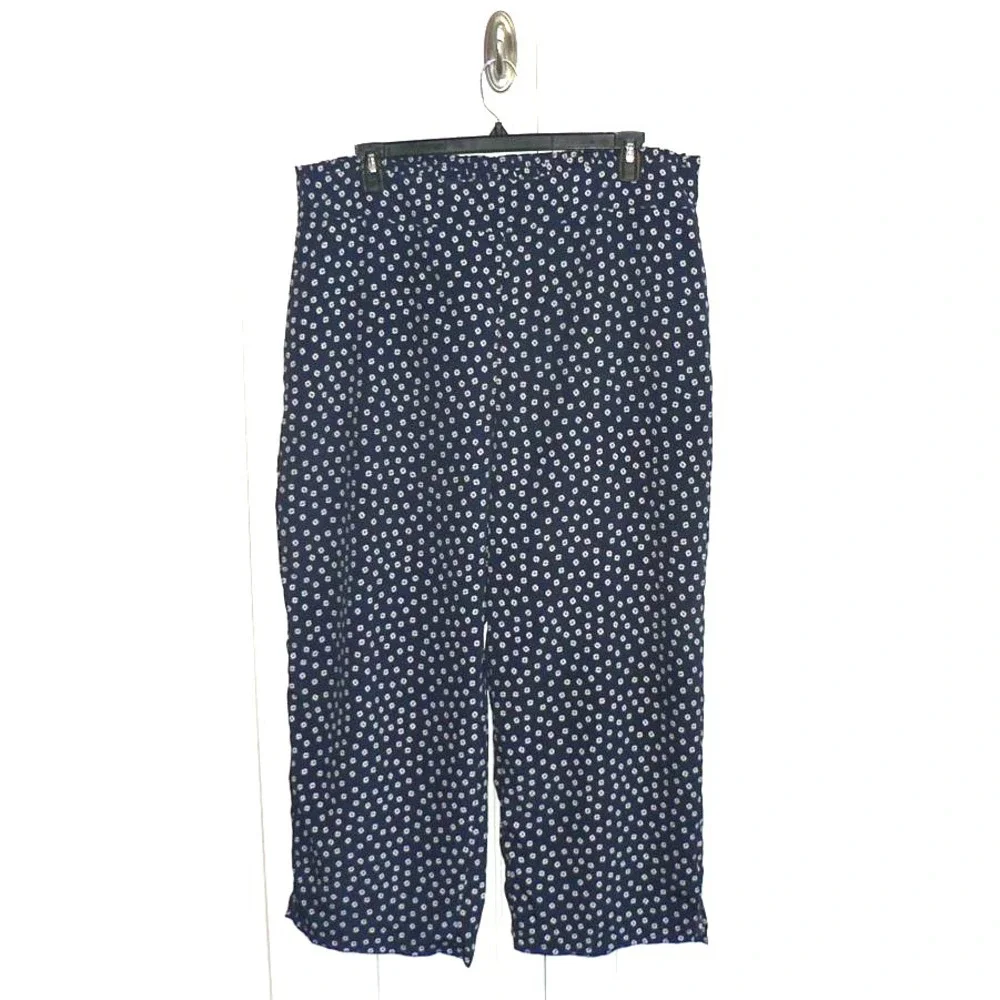 Sanctuary Shelly Daisy Print Pull-On Cropped Wide Vented Leg Pants in Navy 2X